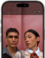 iPhone 17 Pro di fronte con una schermata che mostra la funzione Inquadratura automatica per le foto e come scattare un selfie di un gruppo di persone con i volti evidenziati
