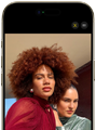 iPhone Air, mostrato di fronte, funzione Inquadratura automatica per le foto in uso