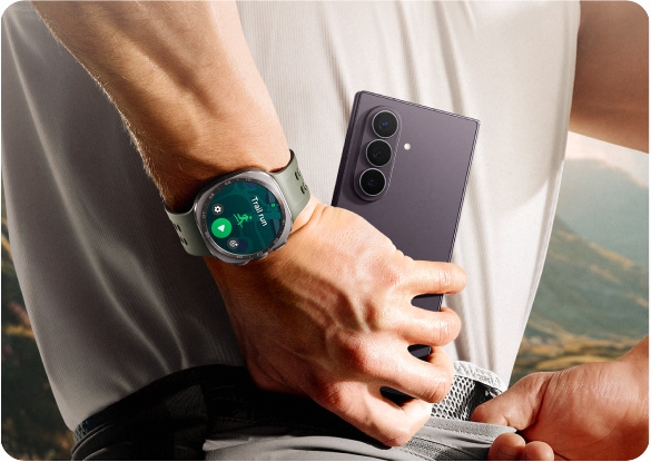 Mano con al polso Galaxy Watch Ultra2 tiene in mano Galaxy Z Fold8 Ultra, per esprimere l'idea di ecosistema Galaxy.